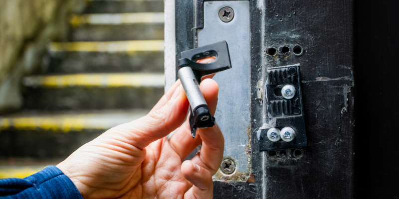 When to Call Emergency Locksmith Services